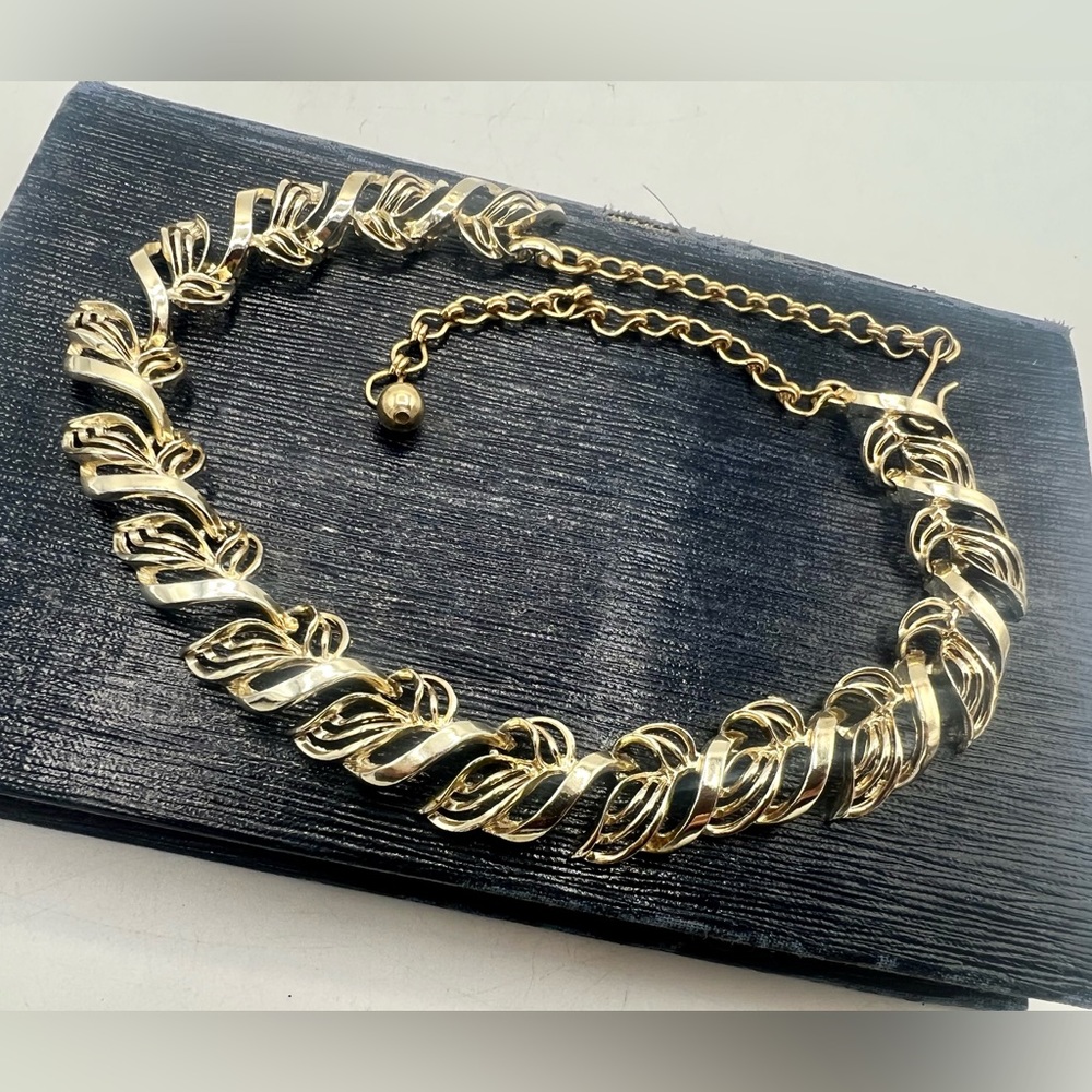 Vintage faded gold tone leafy cutout collar necklace choker 13” - 15” - Picture 4 of 6
